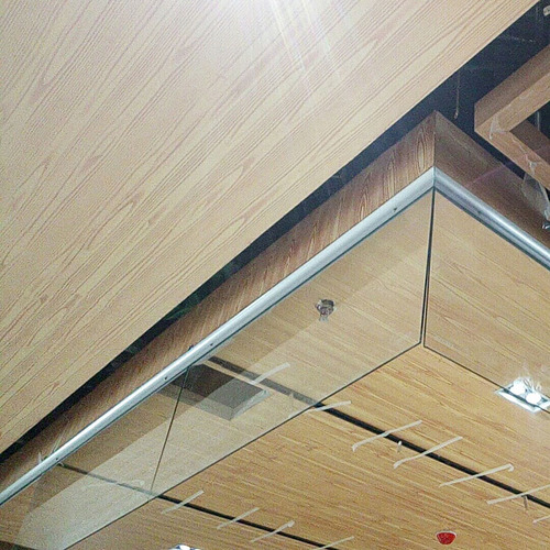 商場(chǎng)玻璃擋煙垂壁.jpg 商場(chǎng)玻璃擋煙垂壁.jpg